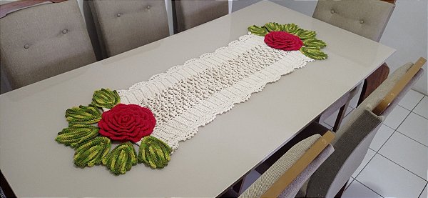 Caminho de mesa flocado com rosas - RM Artes Caminho de mesa flocado com rosas - RM Artes
