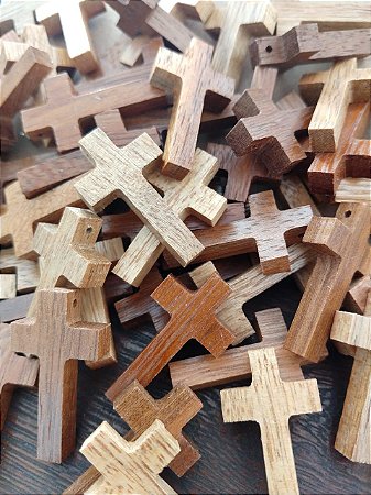Crucifíxo Pingente Colar em Madeira Cedrilho - 4 cm