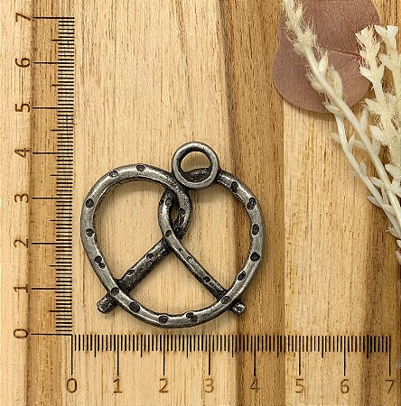 PINGENTE METAL BRETZEL PRATA VELHO
