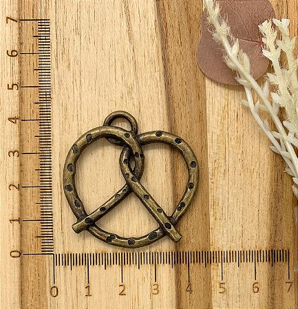 PINGENTE METAL BRETZEL OURO VELHO