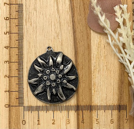 PINGENTE METAL MEDALHA EDELWEISS PRATA VELHO