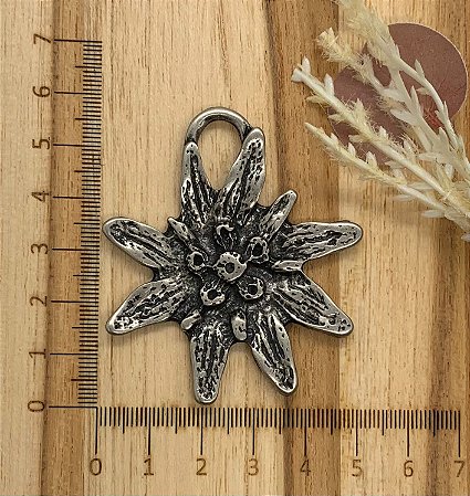 PINGENTE METAL  EDELWEISS GRANDE  PRATA VELHO