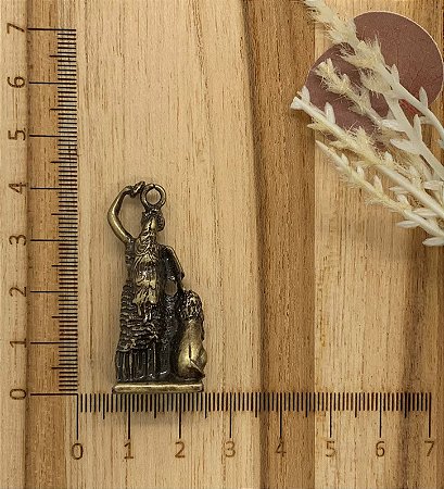 PINGENTE METAL CAÇADOR LEÃO OURO  VELHO