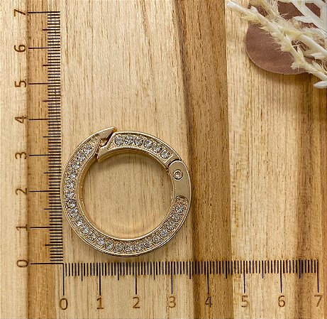ARGOLA MOSQUETÃO COM STRASS 3,5CM DOURADA