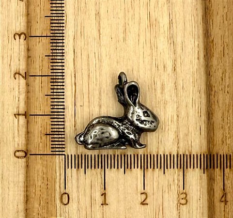 PINGENTE METAL LEBRE PRATA VELHO
