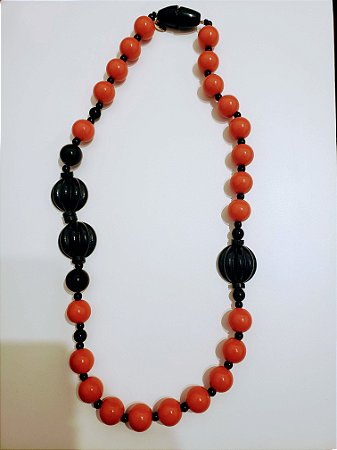 Colar Artesanal Laranja e Preto em Resina