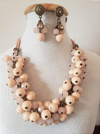 Conjunto de Colar Curto e brincos - Cordões e cacho de esferas -cor rosa claro.