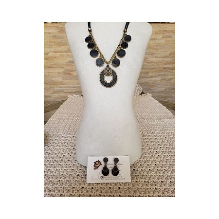 Colar curto preto, com chapas de couro preto.