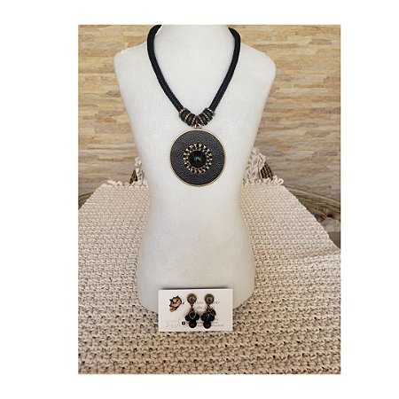 Conjunto de brinco e Colar curto preto com mandala - Modelo Pretinha