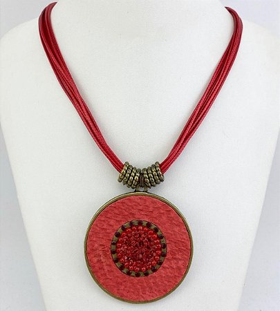 Colar curto , cordões e mandala com couro ecológico , cascalho e strass vermelho - Modelo Glória