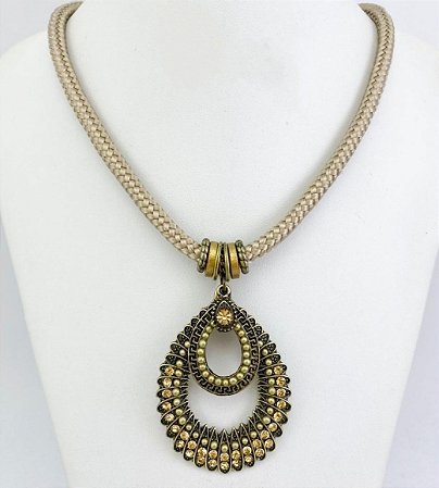 Colar curto cordão e pingente em forme de gotas e strass dourado - Modelo Orvalho