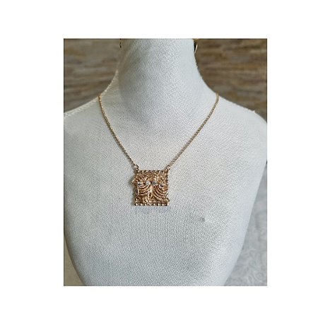 Colar curto com pingente quadrado borado a mão   e strass folheado a ouro