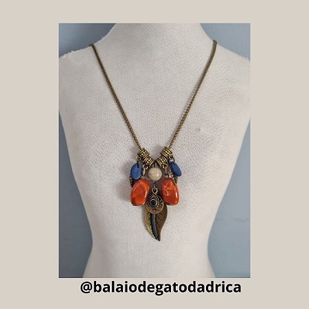 Colar longo - Modelo Boa Sorte - Missangas e folha em metal