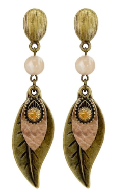 BRINCO FOLHA COM COURO E STRASS - COR PREDOMINANTE  NUDE