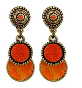 BRINCO COM CHAPAS REVESTIDAS  DE COURO NA COR CORAL