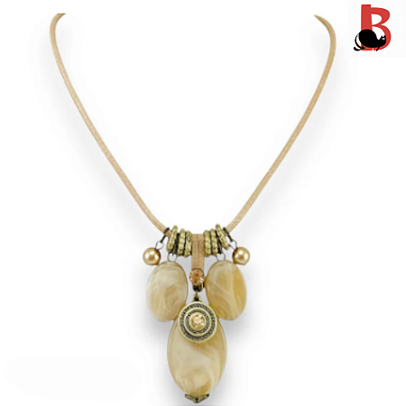 Colar curto, com cordão e pingente , bege e dourado
