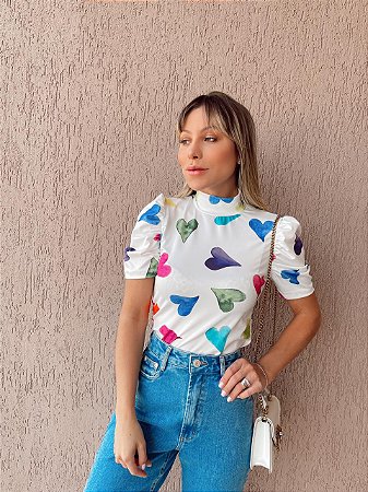 BLUSA PRINCESA GOLA ALTA TL CORAÇÕES COLORIDO