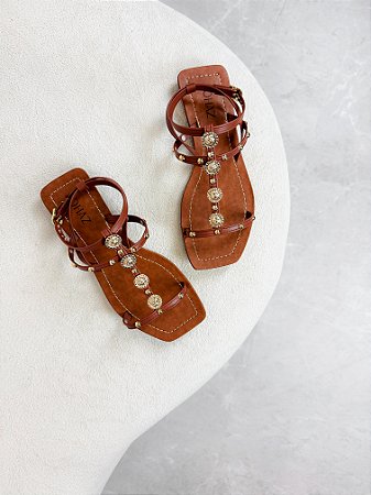 Nixie - Sandália Feminina Rasteira Boho Tiras Finas com Metais Ouro Caramelo