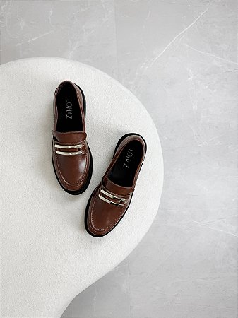 Dora - Mocassim Feminino Tratorado com Metal Ouro Caramelo