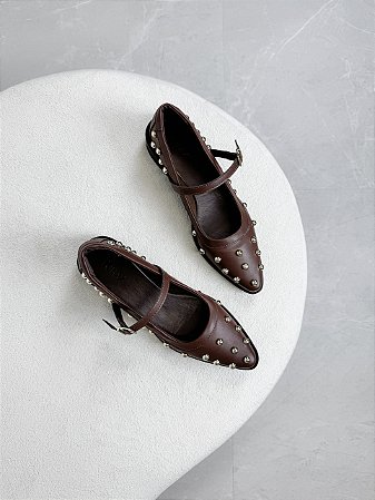 Liz - Sapatilha Feminina Fico Fino com Boas em Metal Ouro e Tira com Fivela Marrom