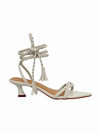 Yasmin - Sandália Feminina Salto Kitten Tiras Trançadas e Amarração Off White
