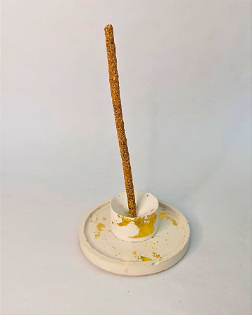 Incensário de Concreto Branco com Folhas de Ouro