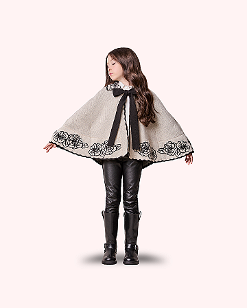 PONCHO TRICOT CRU COM BORDADO PRETO - ANIMÊ