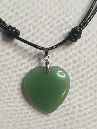 Colar coração em quarto verde