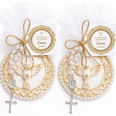 Lembrancinha de batizado dourada.