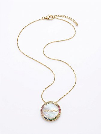 Colar dourado com medalhão gratidão
