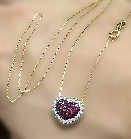 Gargantilha com pingente de coração vermelho em ouro 18k e zirconias