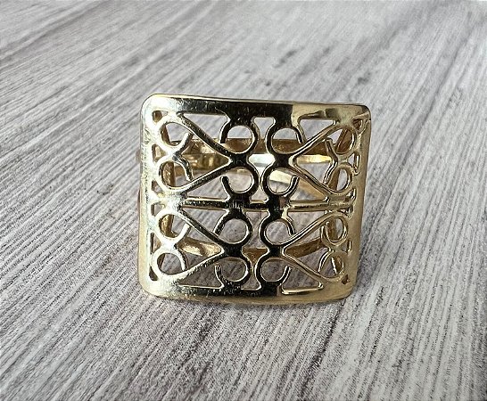 Anel quadrado com arabescos ouro 18k