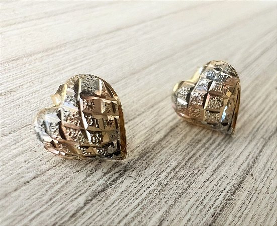 Brinco coração com tres tons em ouro 18k