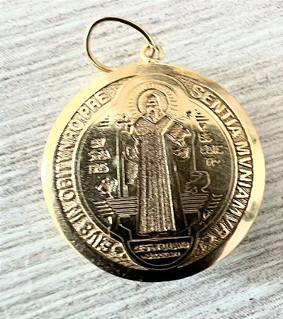 Pingente de ouro 18k São Bento redondo com corte a laser 3D