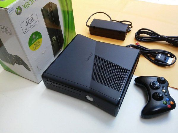 Console Xbox 360 Slim 4gb + Kinect E 1 Jogo