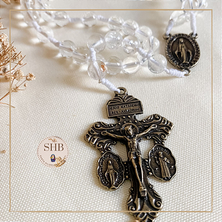 Terço com Medalha Nossa Senhora das Graças e o Crucifixo do Perdão em Cristal da Rocha