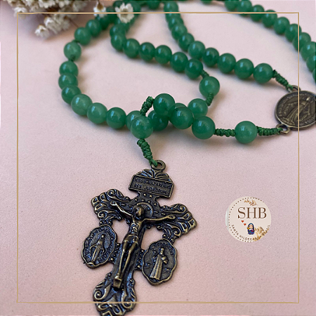 Terço com Medalha Nossa Senhora das Graças e o Crucifixo do Perdão em Quartzo Verde - 8mm