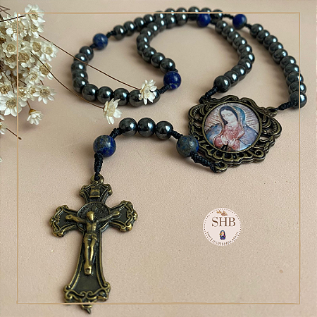 Terço Hematita com Lápis Lazuli - Medalha de Nossa Senhora de Guadalupe - ouro velho
