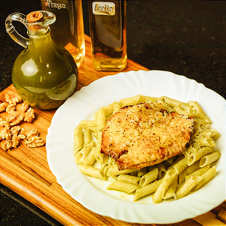FILÉ DE TILÁPIA GRATINADO COM MACARRÃO AO MOLHO PESTO