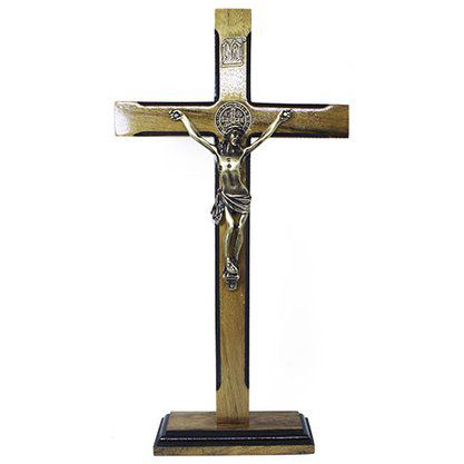 Crucifixo de Mesa em Madeira com Medalha de São Bento 36cm