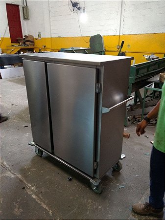 Carro para transporte de bandejas de refeição