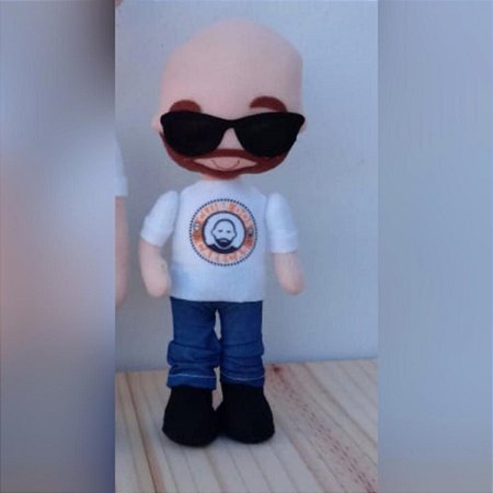 Boneco mascote do Clube dos Carecas Yul com barba e óculos escuros