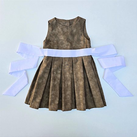 VESTIDO VITÓRIA MARROM ESFUMALADO CAVADO CINTO BRANCO E PREGAS NA SAIA