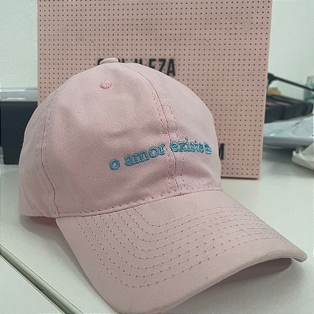 Boné " O amor existe" - Rosa com escrita azul