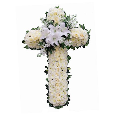 Cruz de Flores Naturais, Formato adaptado. Cor predominante branca com Rosas, Lírios e Crisântemos