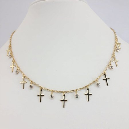 CHOKER FOLHEADO A OURO COM PENDURADOS EM CRUZ E PEDRINHAS