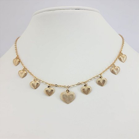 CHOKER FOLHEADO A OURO COM PENDURADOS EM CORAÇÕES ESTAMPADINHOS