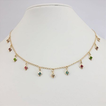 CHOKER FOLHEADO A OURO COM PENDURADOS E PEDRINHAS COLORIDAS