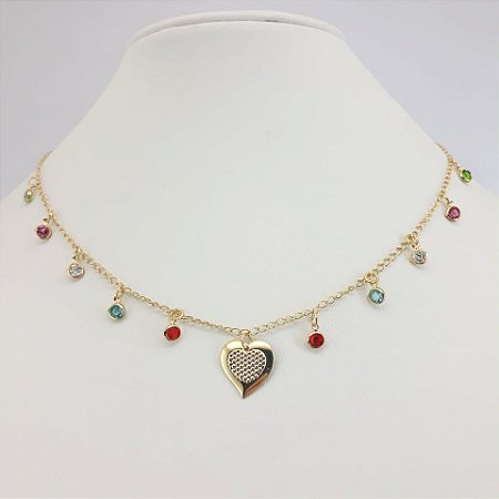 CHOKER FOLHEADO A OURO COM PINGENTE CORAÇÃO E PENDURADOS EM PEDRINHAS COLORIDAS