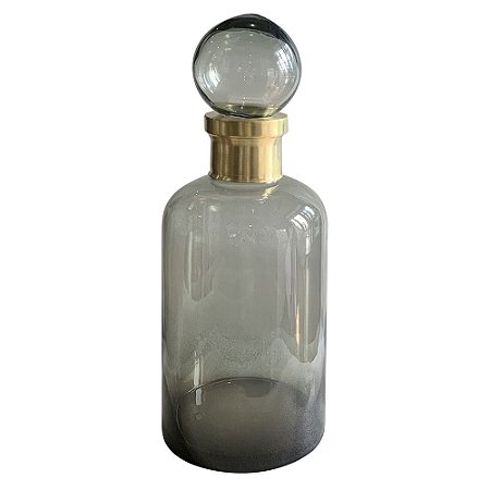 GARRAFA DE VIDRO DECORATIVA FUME COM DETALHE DE METAL DOURAD